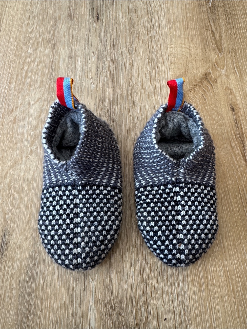 Bombas toddler gripper slippers in Gray/black